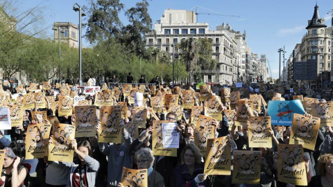 Cientos de personas han acudido hoy a la plaza Universitat de Barcelona para iniciar una pegada de carteles y empapelar la ciudad y el conjunto de Cataluña para pedir la libertad de los ocho exconsellers encarcelados y de los líderes de Asamblea Naciona Cientos de personas han acudido hoy a la plaza Universitat de Barcelona para iniciar una pegada de carteles y empapelar la ciudad y el conjunto de Cataluña para pedir la libertad de los ocho exconsellers encarcelados y de los líderes de Asamblea Naciona