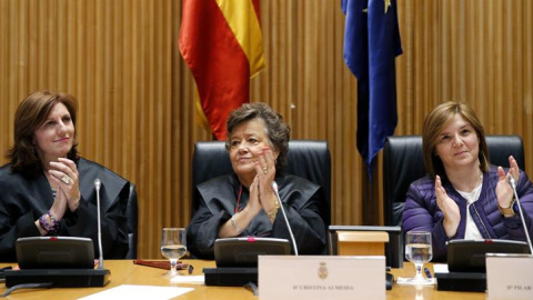 La abogada Cristina Almeida (c), la presidenta de la Asociación Nosotras Mismas, Sara Díaz (i) y Pilar Cancela, presidenta de la Comisión de Igualdad del Congreso, durante las jornadas "Tribunal Mujeres contra las Violencias Machista" / EFE-Mariscal La abogada Cristina Almeida (c), la presidenta de la Asociación Nosotras Mismas, Sara Díaz (i) y Pilar Cancela, presidenta de la Comisión de Igualdad del Congreso, durante las jornadas "Tribunal Mujeres contra las Violencias Machista" / EFE-Mariscal