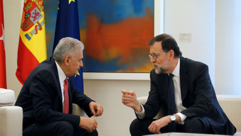 El presidente del Gobierno, Mariano Rajoy, con el primer ministro turco, Binali Yildirim, antes de la la celebración de la VI Reunión de Alto Nivel hispano-turca. EFE/ Juan Carlos Hidalgo El presidente del Gobierno, Mariano Rajoy, con el primer ministro turco, Binali Yildirim, antes de la la celebración de la VI Reunión de Alto Nivel hispano-turca. EFE/ Juan Carlos Hidalgo