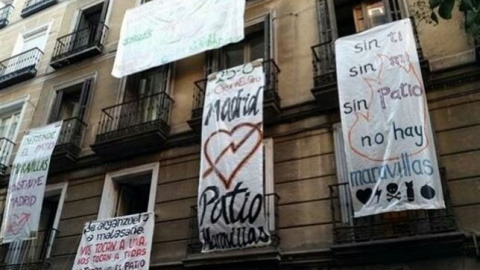 Con la nueva ley, se endurecerán las medidas contra el colectivo okupa. En la imagen en Patio Maravillas, símbolo de este movimiento, poco antes de ser desalojado. EP Con la nueva ley, se endurecerán las medidas contra el colectivo okupa. En la imagen en Patio Maravillas, símbolo de este movimiento, poco antes de ser desalojado. EP