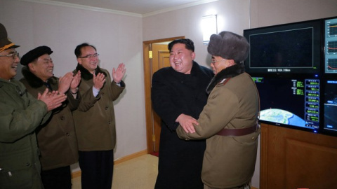 El líder norcoreano Kim Jong-un (d) celebrando el lanzamiento del misil balístico intercontinental Hwasong-15. REUTERS El líder norcoreano Kim Jong-un (d) celebrando el lanzamiento del misil balístico intercontinental Hwasong-15. REUTERS