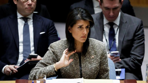 La embajadora de Estados Unidos ante las Naciones Unidas, Nikki Haley (c), escucha al comienzo de una reunión de emergencia del Consejo de Seguridad de las Naciones Unidas realizada este miércoles. La embajadora de Estados Unidos ante las Naciones Unidas, Nikki Haley (c), escucha al comienzo de una reunión de emergencia del Consejo de Seguridad de las Naciones Unidas realizada este miércoles.