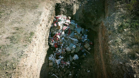 Fosa hallada en la granja de El Escobar. IGUALDAD ANIMAL Fosa hallada en la granja de El Escobar. IGUALDAD ANIMAL