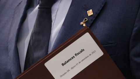 L'aleshores conseller d'Economia i Hisenda, Jaume Giró, amb una carpeta de Balances fiscals, en una imatges d'arxiu L'aleshores conseller d'Economia i Hisenda, Jaume Giró, amb una carpeta de Balances fiscals, en una imatges d'arxiu