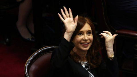 Cristina Fernández saluda durante la jura de su cargo de Senadora este pasado miércoles. | REUTERS Cristina Fernández saluda durante la jura de su cargo de Senadora este pasado miércoles. | REUTERS