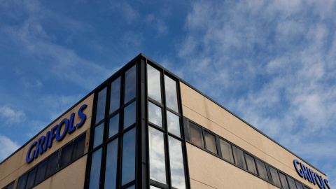 El logo de la empresa farmacéutica Grifols en su edificio de oficinas y logística en Coslada, cerca de Madrid. REUTERS/Susana Vera El logo de la empresa farmacéutica Grifols en su edificio de oficinas y logística en Coslada, cerca de Madrid. REUTERS/Susana Vera