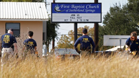 Miembros del FBI buscan con detectores de metales en las inmediaciones de la iglesia baptista de Sutherland Springs, en Texas. - EFE Miembros del FBI buscan con detectores de metales en las inmediaciones de la iglesia baptista de Sutherland Springs, en Texas. - EFE