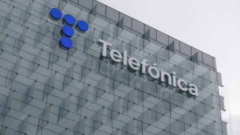 Fachada de la sede de Telefónica, a 6 de marzo de 2023, en Madrid. Fachada de la sede de Telefónica, a 6 de marzo de 2023, en Madrid.