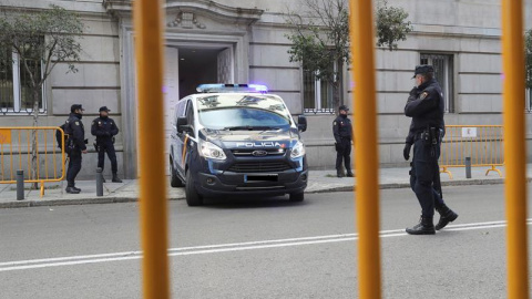 Un furgón policial entra marcha atrás en el Tribunal Supremo, donde los ocho exconsellers encarcelados, con Oriol Junqueras a la cabeza, y los líderes independentistas Jordi Sánchez y Jordi Cuixart, también en prisión, declaran hoy ante el juez Pabl