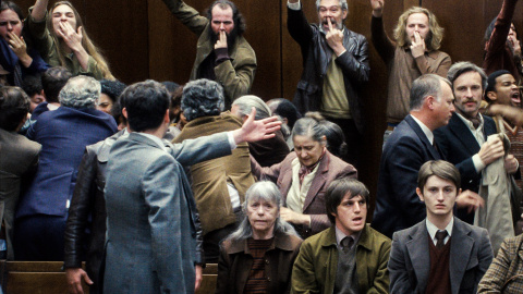 Un momento del juicio en la película. Un momento del juicio en la película.