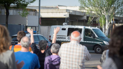 Varias personas protestan durante la octava jornada del juicio en la Audiencia Nacional por la agresión a dos guardias civiles en Altsasu. / EFE Varias personas protestan durante la octava jornada del juicio en la Audiencia Nacional por la agresión a dos guardias civiles en Altsasu. / EFE