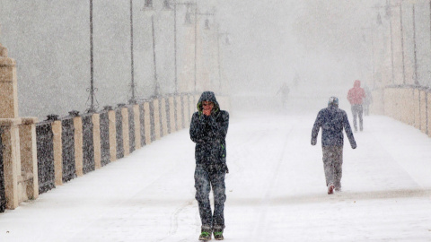 Varias personas entre la nieve en una calle de Teruel. EFE/ Antonio Garcia Varias personas entre la nieve en una calle de Teruel. EFE/ Antonio Garcia