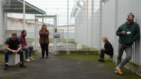 Víctimas, delincuentes y voluntarios, en un descanso de unos de los encuentros de esta ficción Víctimas, delincuentes y voluntarios, en un descanso de unos de los encuentros de esta ficción