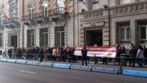 Manifestación de los trabajadores ante la sede del ICO. Manifestación de los trabajadores ante la sede del ICO.