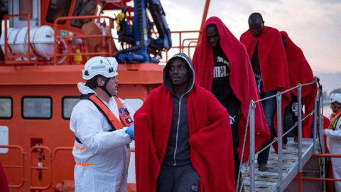 Un grupo de 38 inmigrantes de origen subsahariano llegan al puerto de Motril ayer, miércoles. ( MIGUEL PAQUET | EFE) Un grupo de 38 inmigrantes de origen subsahariano llegan al puerto de Motril ayer, miércoles. ( MIGUEL PAQUET | EFE)
