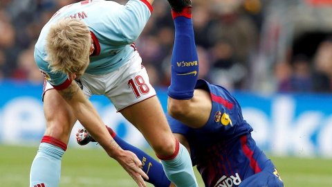 El centrocampista danés del Celta Daniel Wass y el centrocampista del FC Barcelona Denis Suárez durante el partido correspondiente a la decimocuarta jornada de LaLiga Santander disputado en el Camp Nou. EFE/Alberto Estévez. El centrocampista danés del Celta Daniel Wass y el centrocampista del FC Barcelona Denis Suárez durante el partido correspondiente a la decimocuarta jornada de LaLiga Santander disputado en el Camp Nou. EFE/Alberto Estévez.