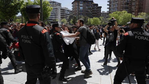 Decenas de personas protestan ante el Palacio de Justicia de Pamplona por la sentencia de 'La Manada'. EFE/Villar López Decenas de personas protestan ante el Palacio de Justicia de Pamplona por la sentencia de 'La Manada'. EFE/Villar López
