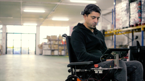 La empresa gallega Handytronic ha creado una silla de ruedas “inteligente” permitirá a los usuarios guiarla con su pensamiento La empresa gallega Handytronic ha creado una silla de ruedas “inteligente” permitirá a los usuarios guiarla con su pensamiento
