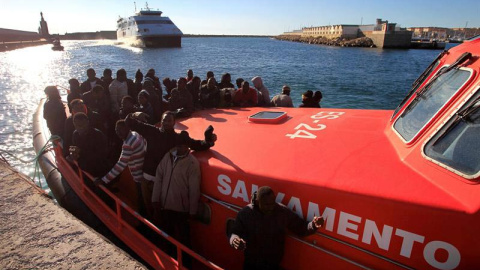 Una embarcación de Salvamento Marítimo llega al Puerto de Tarifa. | EFE Una embarcación de Salvamento Marítimo llega al Puerto de Tarifa. | EFE