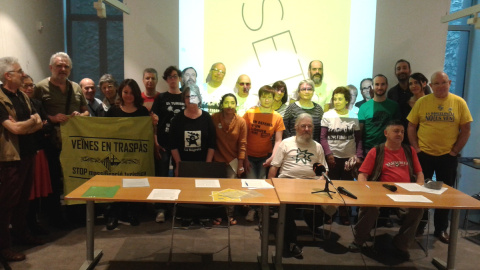 Foto de família d'integrants de la xarxa SET contra la turistització. | Marc Font. Foto de família d'integrants de la xarxa SET contra la turistització. | Marc Font.