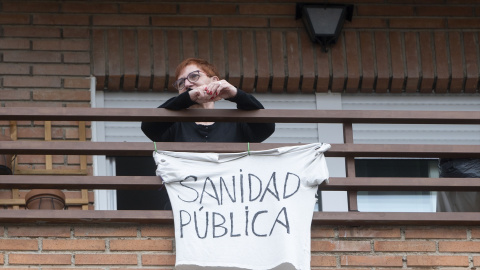 Una vecina coloca una pancarta que reza 'Sanidad Pública' para apoyar una manifestación por la sanidad pública en Villa de Vallecas, a 5 de marzo de 2023, en Madrid (España). Una vecina coloca una pancarta que reza 'Sanidad Pública' para apoyar una manifestación por la sanidad pública en Villa de Vallecas, a 5 de marzo de 2023, en Madrid (España).