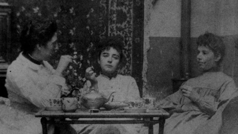 Camille Claudel en el centro fumando con Jessie Lipscomb a la izquierda en 1887 y otra amiga Camille Claudel en el centro fumando con Jessie Lipscomb a la izquierda en 1887 y otra amiga