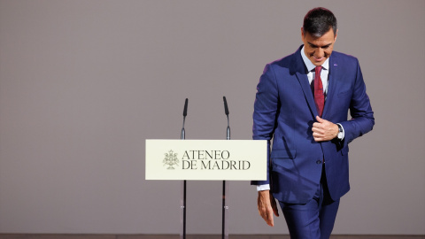 El presidente del Gobierno en funciones y secretario general del PSOE, Pedro Sánchez, tras intervenir durante un encuentro en el Ateneo de Madrid El presidente del Gobierno en funciones y secretario general del PSOE, Pedro Sánchez, tras intervenir durante un encuentro en el Ateneo de Madrid