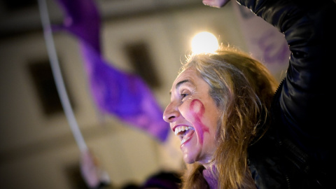 Foto de archivo de una mujer durante una manifestación convocada por Plataforma Feminista Galega y Marcha Mundial das Mulleres Foto de archivo de una mujer durante una manifestación convocada por Plataforma Feminista Galega y Marcha Mundial das Mulleres