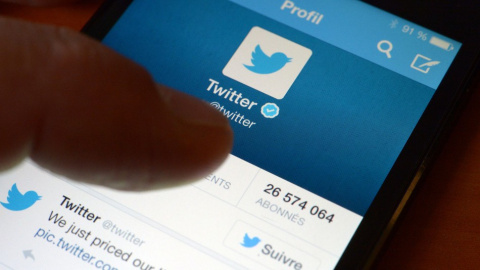 Un teléfono con la aplicación Twitter. EFE Un teléfono con la aplicación Twitter. EFE