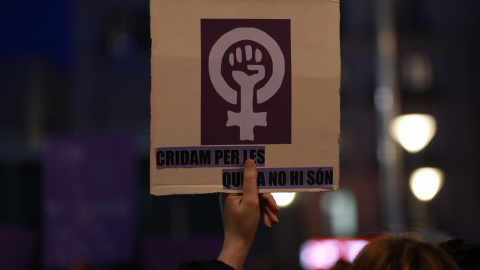 Foto de archivo de una mujer con un cartel durante la manifestación encabezada por el Moviment Feminista de Mallorca Foto de archivo de una mujer con un cartel durante la manifestación encabezada por el Moviment Feminista de Mallorca