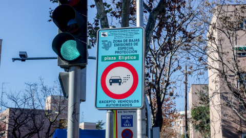 Un cartel anuncia la Zona de Bajas Emisiones (ZBE) en Plaza Elíptica, a 4 de enero de 2023, en Madrid. Un cartel anuncia la Zona de Bajas Emisiones (ZBE) en Plaza Elíptica, a 4 de enero de 2023, en Madrid.