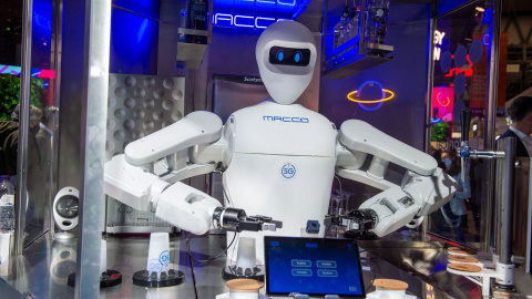 Un robot camarero con una aplicación 5G sirve bebidas en el Mobile de Barcelona. Un robot camarero con una aplicación 5G sirve bebidas en el Mobile de Barcelona.