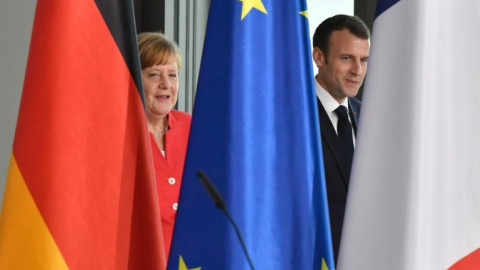 La canciller alemana, Angela Merkel, y el presidente francés, Emmanuel Macron, llegan para dar una conferencia de prensa conjunta. JOHN MACDOUGALL / AFP La canciller alemana, Angela Merkel, y el presidente francés, Emmanuel Macron, llegan para dar una conferencia de prensa conjunta. JOHN MACDOUGALL / AFP