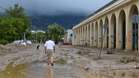 Un hombre camina por el barro en una carretera inundada después de la tormenta llamada Daniel en la zona de Volos, Magnesia, Grecia. Un hombre camina por el barro en una carretera inundada después de la tormenta llamada Daniel en la zona de Volos, Magnesia, Grecia.