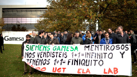 Trabajadores de Siemens Gamesa protestan contra los despidos en la empresa en la sede del fabricante de aerogeneradores en Zamudio (Vizcaya). REUTERS/Vincent West Trabajadores de Siemens Gamesa protestan contra los despidos en la empresa en la sede del fabricante de aerogeneradores en Zamudio (Vizcaya). REUTERS/Vincent West