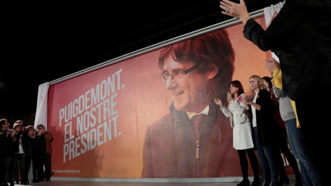 Un cartel con la imagen del candidato a la Generalitat de Catalunya, Carles Puigdemont, durante el acto electoral de inicio de campaña que la formación Junts per Catalunya ha celebrado esta noche en el edificio Imagina de Barcelona, EFE / Susanna Sáez. Un cartel con la imagen del candidato a la Generalitat de Catalunya, Carles Puigdemont, durante el acto electoral de inicio de campaña que la formación Junts per Catalunya ha celebrado esta noche en el edificio Imagina de Barcelona, EFE / Susanna Sáez.