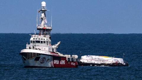 El barco de la ONG Open Arms desplazándose por el mar desde Chipre a Gaza con la plataforma de World Central Kitchen cargada de alimentos este 15 de marzo de 2024. El barco de la ONG Open Arms desplazándose por el mar desde Chipre a Gaza con la plataforma de World Central Kitchen cargada de alimentos este 15 de marzo de 2024.