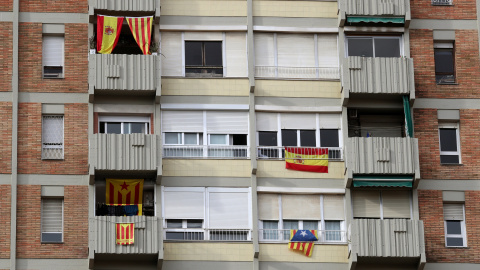 Banderas españolas, senyeras y esteladas en un edificio de viviendas en Barcelona. REUTERS/Albert Gea Banderas españolas, senyeras y esteladas en un edificio de viviendas en Barcelona. REUTERS/Albert Gea