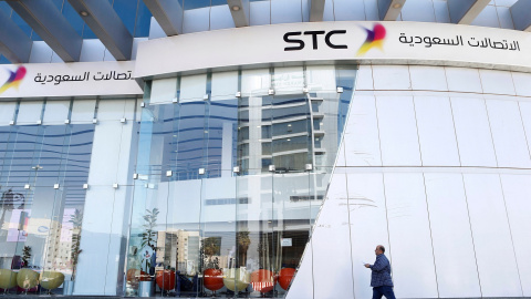 Un hombre pasa por la sede de Saudi Telecom (STC) en Riad, Arabia Saudita. REUTERS/Faisal Al Nasser Un hombre pasa por la sede de Saudi Telecom (STC) en Riad, Arabia Saudita. REUTERS/Faisal Al Nasser