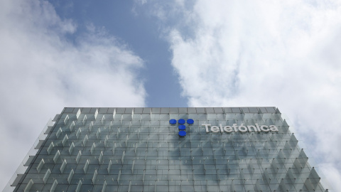 El logotipo de Telefónica en su sede en Madrid, en el barrio madrileño de Las Tablas, en la zona norte de la ciudad. REUTERS/Violeta Santos Moura El logotipo de Telefónica en su sede en Madrid, en el barrio madrileño de Las Tablas, en la zona norte de la ciudad. REUTERS/Violeta Santos Moura