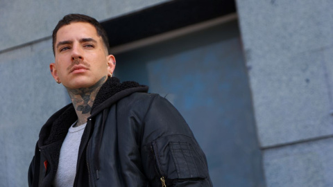 Juanra mira hacia el horizonte durante la sesión fotográfica con 'Público' a raíz de la agresión sufrida. Juanra mira hacia el horizonte durante la sesión fotográfica con 'Público' a raíz de la agresión sufrida.