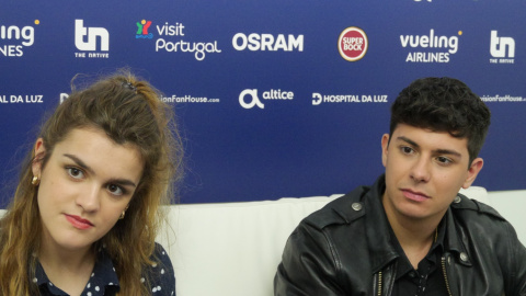 Amaia y Alfred en un momento de la entrevista mentenido con Público. /JAVIER ESQUINAS