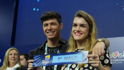 Amaia junto a Alfred muestra el cartel que indica que actuarán en la primera mitad de la final de Eurovisión en Lisboa. /JAVIER ESQUINAS
