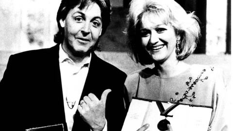 Paul McCartney y la azafata Vesna Vulović, con su Récord Guinness. Paul McCartney y la azafata Vesna Vulović, con su Récord Guinness.