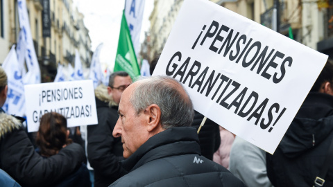 Un hombre con una pancarta que reza '¡Pensiones garantizadas!' en una marcha por el blindaje de las pensiones en Madrid. E.P./Gustavo Valiente Un hombre con una pancarta que reza '¡Pensiones garantizadas!' en una marcha por el blindaje de las pensiones en Madrid. E.P./Gustavo Valiente