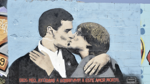 Mural al parc de les Glòries de l'artista TVBoy que recrea un petó entre Sánchez i Puigdemont. Mural al parc de les Glòries de l'artista TVBoy que recrea un petó entre Sánchez i Puigdemont.
