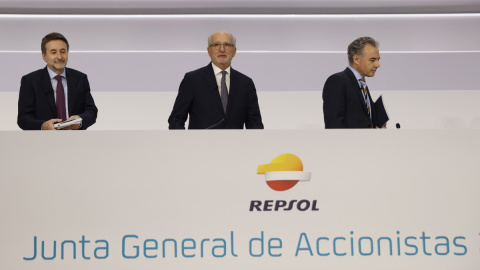 El presidente no ejecutivo de Repsol, Antonio Brufau (c) junto al consejero delegado Josu Jon Imaz (i) y el secretario del consejo de administración Pablo Blanco (d) durante la junta de accionistas de la petrolera en Madrid. EFE/Mariscal El presidente no ejecutivo de Repsol, Antonio Brufau (c) junto al consejero delegado Josu Jon Imaz (i) y el secretario del consejo de administración Pablo Blanco (d) durante la junta de accionistas de la petrolera en Madrid. EFE/Mariscal