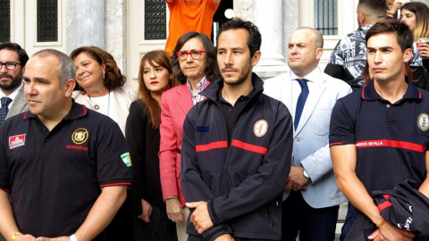 De izquierda a derecha Manuel Blanco, Julio Latorre y José Enrique Rodríguez, los tres bomberos acusados de tráfico de personas cuando realizaban tareas humanitarias con Proem-Aid. Tras ellos, David Moscoso (Podemos), Carmen Céspedes (PP), Verónica P De izquierda a derecha Manuel Blanco, Julio Latorre y José Enrique Rodríguez, los tres bomberos acusados de tráfico de personas cuando realizaban tareas humanitarias con Proem-Aid. Tras ellos, David Moscoso (Podemos), Carmen Céspedes (PP), Verónica P