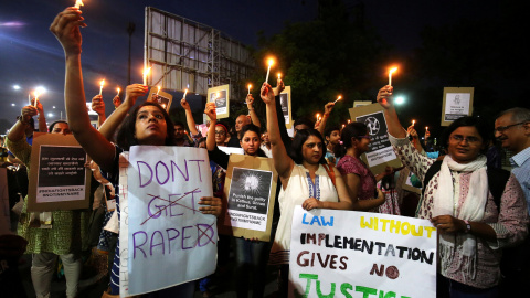 La gente sostiene velas y pancartas durante una protesta contra la violación de una niña de ocho años en Kathua/Reuters La gente sostiene velas y pancartas durante una protesta contra la violación de una niña de ocho años en Kathua/Reuters
