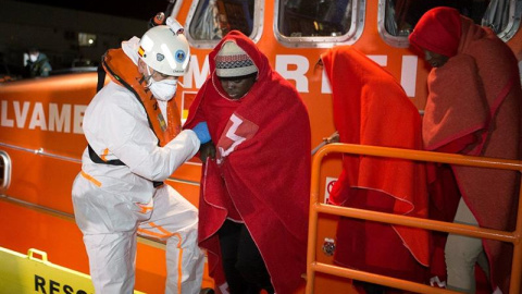 Una llegada al puerto de Motril de varias personas rescatadas por Salvamento Marítimo.- EFE/Miguel Paquet Una llegada al puerto de Motril de varias personas rescatadas por Salvamento Marítimo.- EFE/Miguel Paquet